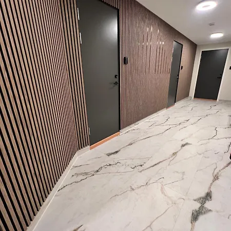 2-newly Redecorated In The Middle Of Centre